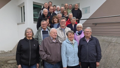 Gruppenbild vor dem Eingangsbereich der JVA. (Bild: Harald Bäumler)