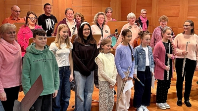 Beim Vorspiel stellten sich die Mitwirkenden von links nach rechts 1.Reihe: Helga Rose, Elias Gruber, Alena Tretter, Alina Weber, Pauline Kopf, Stella Bilek, Greta Malissek, Josephine Meier. 2. Reihe: Doris Bär, Sonja Waldt, Stefanie Panzer, Sybille Wagner, Annemarie Scholz. 3. Reihe: Bernhard Hofmann, Markus Krisch, Andrea König, Gaby Oberem, Michaela Wies. (Bild: Michael Waldt.)