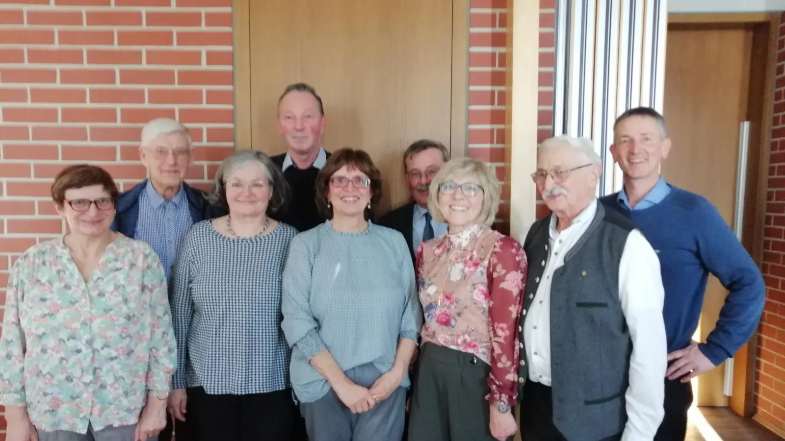 Von links: Maria Kugler, Christian Wenkmann sen., Angelika Trummer, 2.Vors. Hermann Schmausser, 1.Vors. Elisabeth Franz, Pfarrer Klaus Birnthaler, Rita Fischer, ehem. Vorstand Josef Huf, Bürgermeister Albert Geitner. (Bild: Johan Franz)