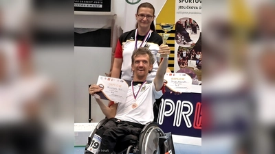 Christoph Voit freute sich gemeinsam mit Sportassistentin Tanja Wünsch über den dritten Platz beim Czech International Open Tournament in Prag. Mit Urkunde und Pokal hielt er seinen bislang größten Erfolg bei diesem Turnier fest. (Bild: Karl Voit)