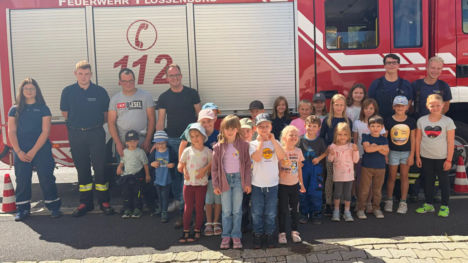 Kinder spielen Feuerwehr in Flossenbürg (Bild: Angelina Stark)