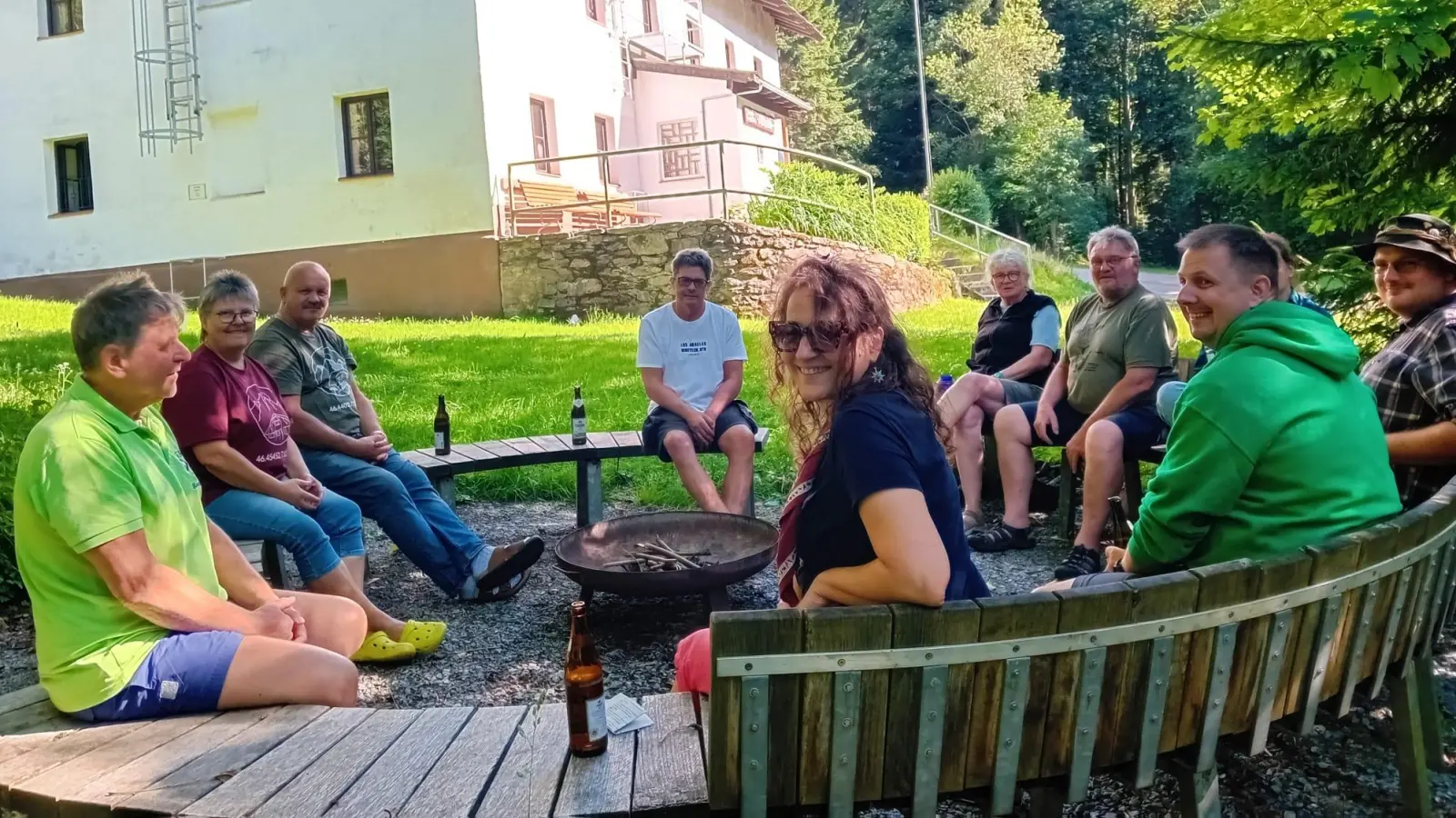 Die Gemeinschaft Sankt Georg Rosenberg in froher Runde bei „ihrer” Althütte. (Bild: Brigitte Riederer)