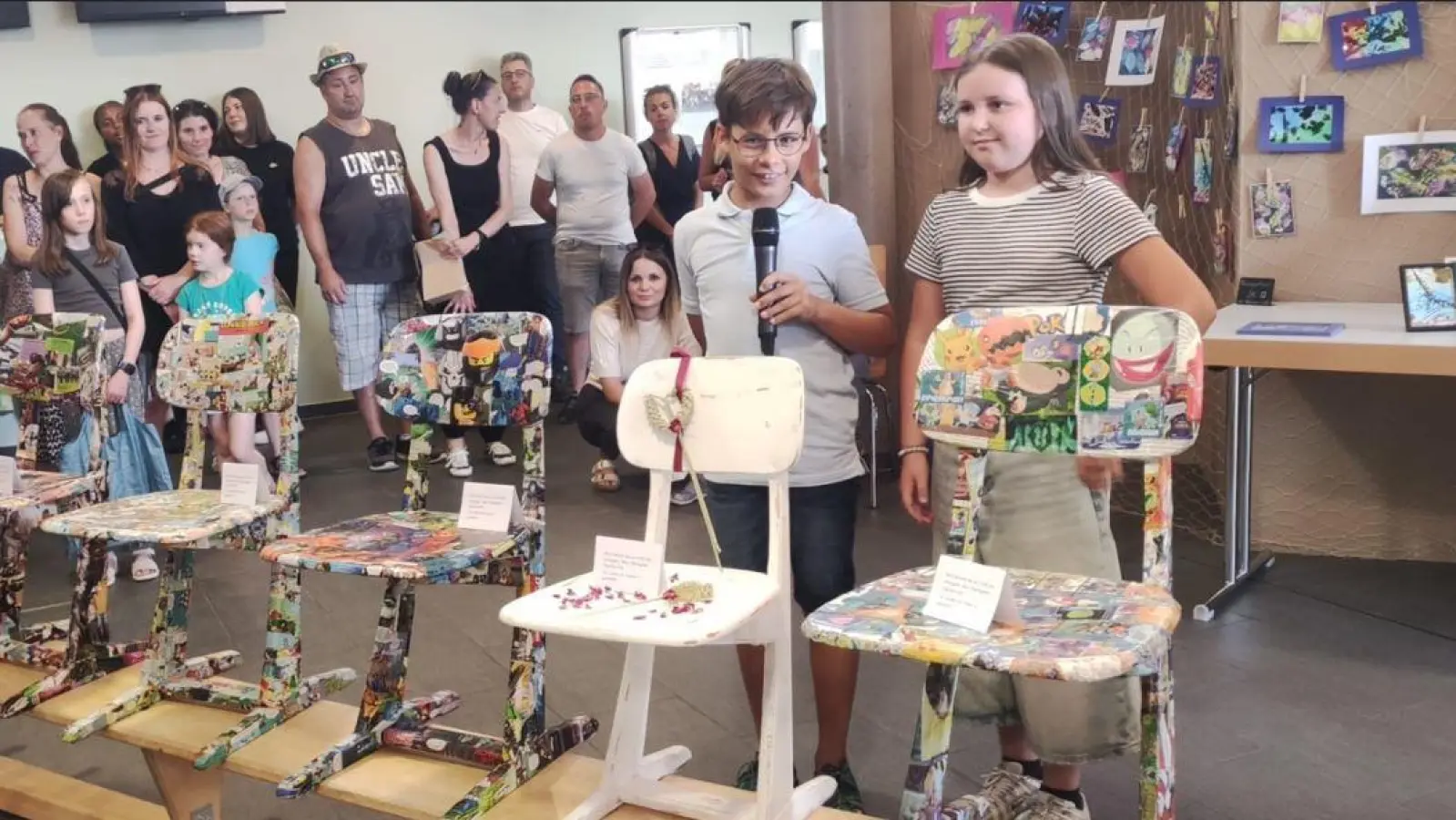 Höhepunkt der Kunst-Vernissage war die Versteigerung der künstlerisch gestalteten Vintage-Stühle (Bild: Barbara Schwemmer)