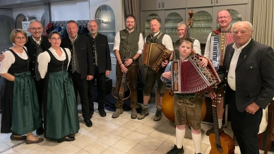 Herbstsitzweil OWV Wernberg; Murachtaler Dreigesang, Eisbergmusi, Josef Novak und Wernberger Stubenmusi. (Bild: Laurenz Rosenberg)