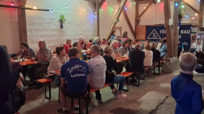 Beste Laune im vollen Kausch'n Stodl. (Bild: Josef Ebnet)