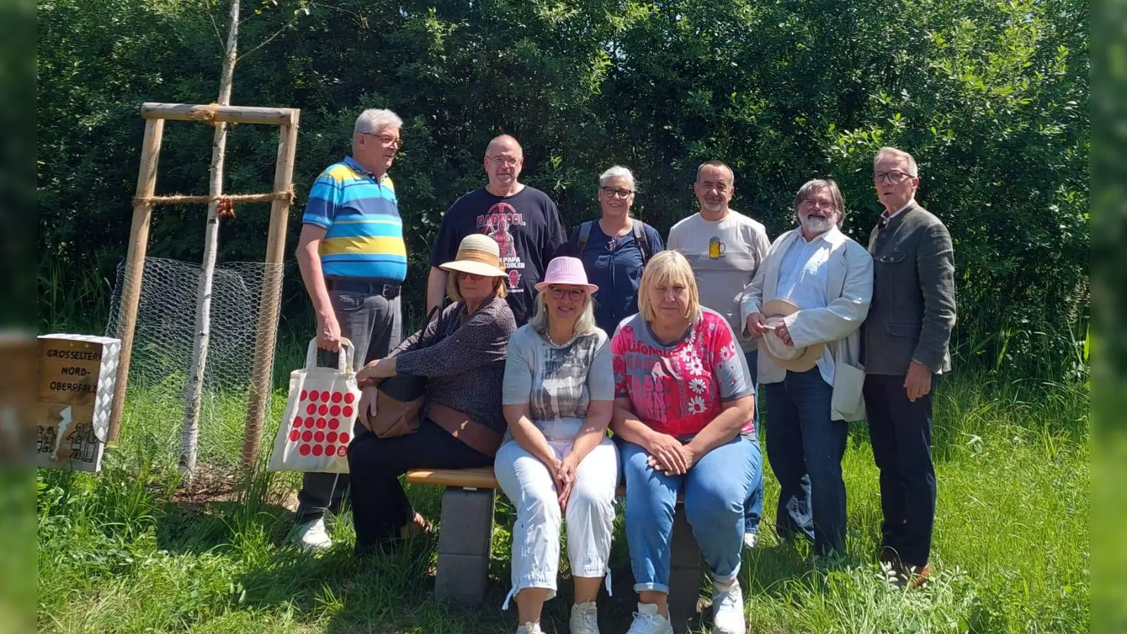 Einweihung der Sitzbank am Großelternbaum. (Bild: Ernst Engelhardt)