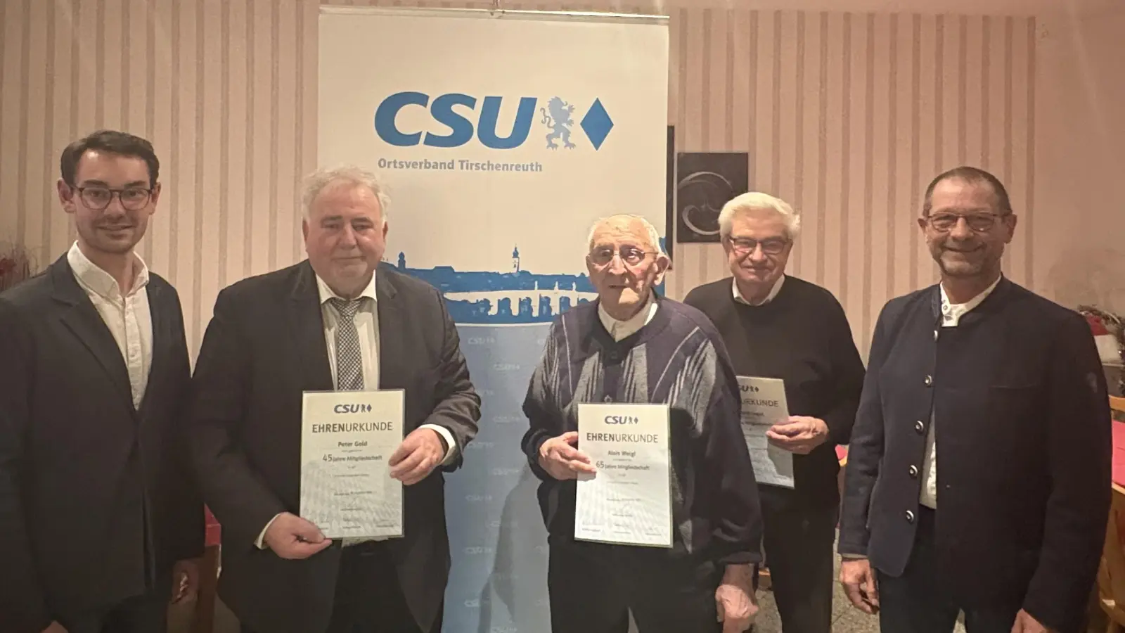 Langjährige Mitglieder ehrte die Tirschenreuther CSU beim adventlichen Jahresabschlusses. Im Bild (von links) die geehrten Peter Gold (45 Jahre), Alois Weigl (65 Jahre), Gerhard Legat (60 Jahre), stv. Vorsitzender und Bürgermeisterkandidat Harald Siegert. (Bild: Hans Maenner)