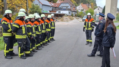 Kreisbrandinspektor Hans Sperber bestätigt den Wehrdamen und -männern nach der Abnahme die bestandene Leistungsprüfung.  (Bild: Richard Pilhofer)