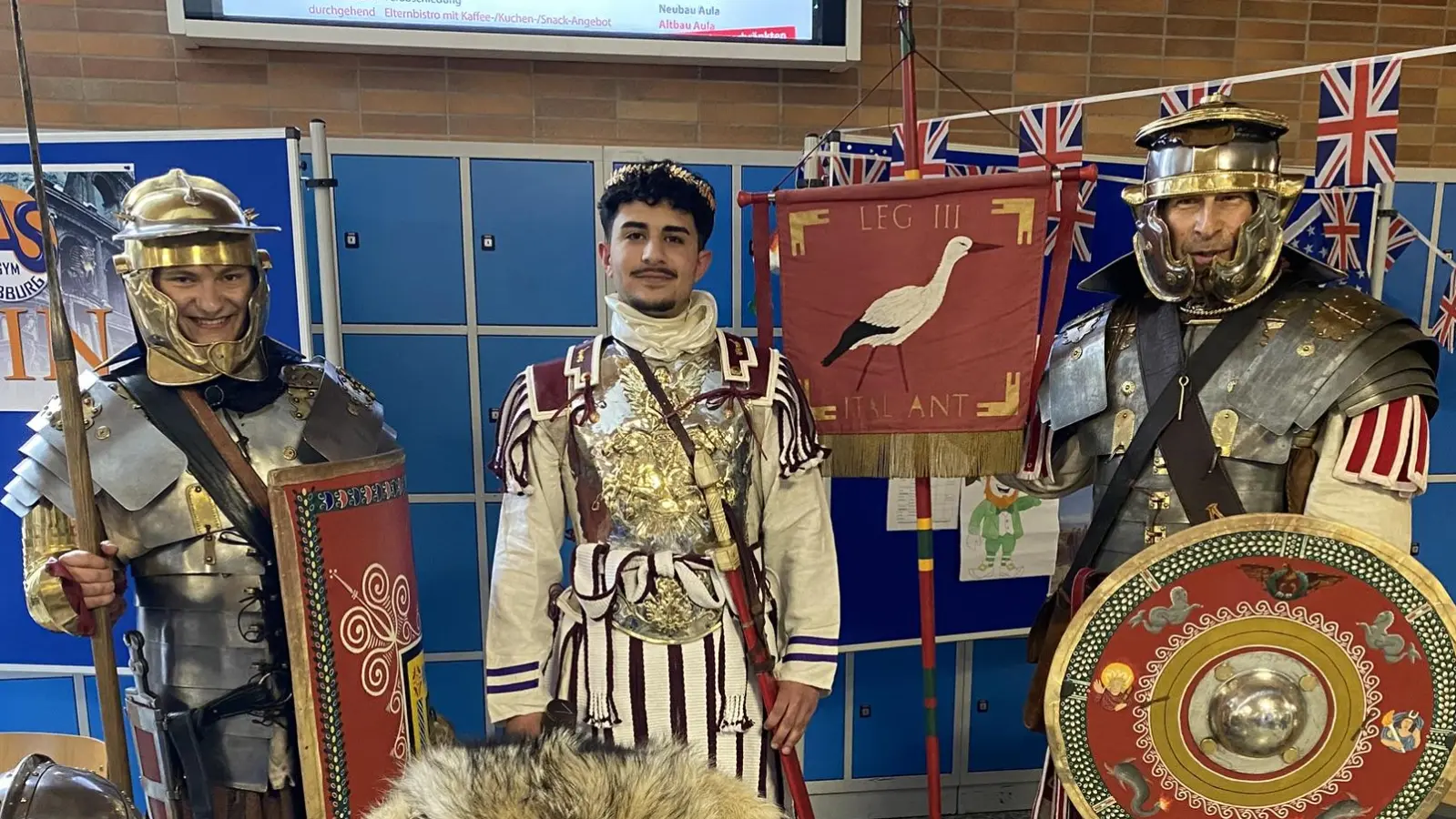 In einer Mischung aus Geschichte und Latein als Sprache begeisterten drei „lebensechte Römer” die Besucher beim Tag der offenen Tür. (Bild: Raphael Haubelt )