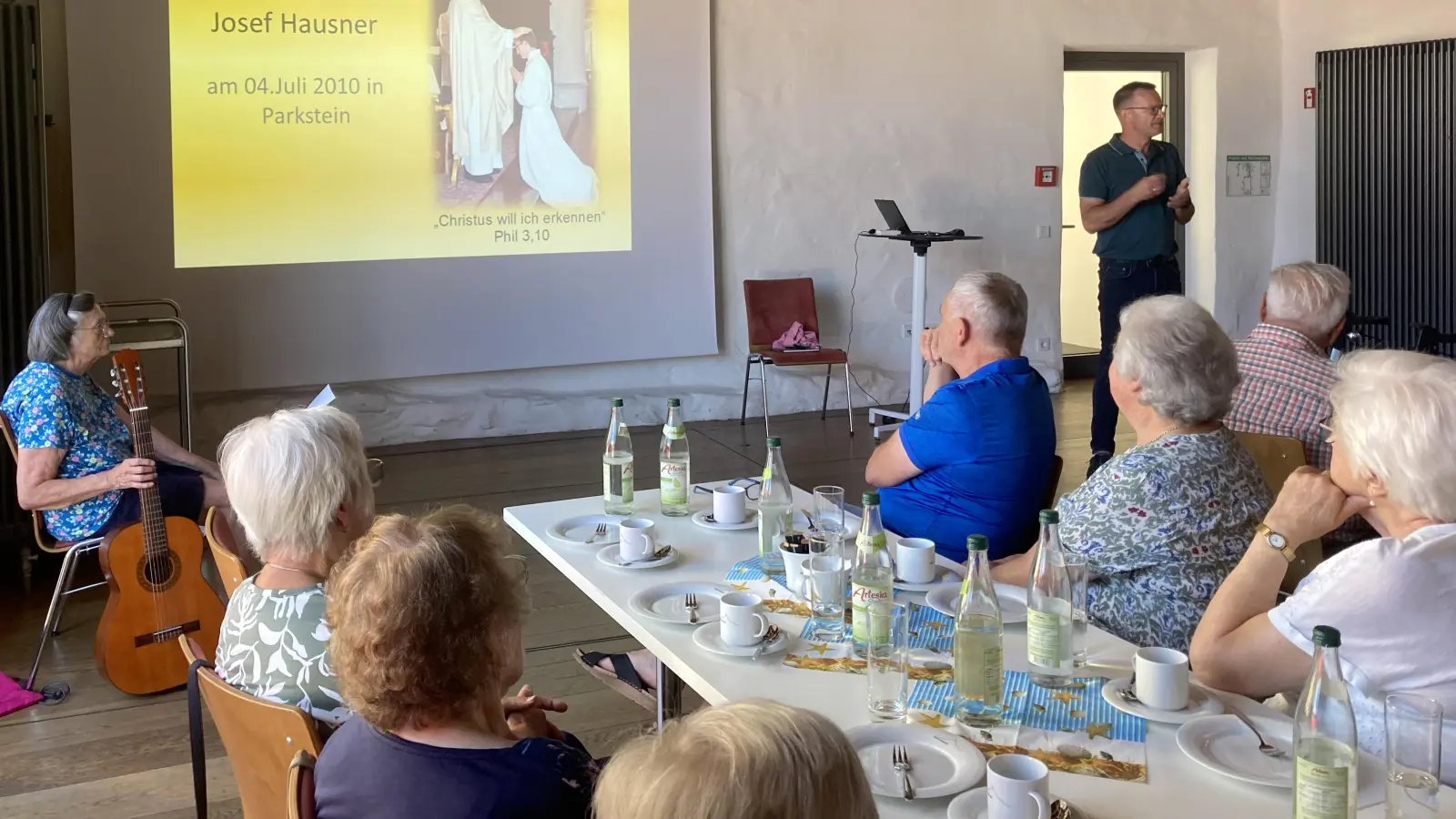 Einen Lichtbildervortrag über seine Priminzfeier vor 15 Jahren hielt Pfarrer Josef Hausner bei der Seniorengruppe. (Bild: Hans Dütsch)