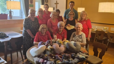 Spendenübergabe zwischen den Kreativen Frauen und der Vorsitzenden der Selbsthilfegruppe Krebskranker Kinder Amberg- Sulzbach e.V., Petra Waldhauser (zweite von rechts, stehend). (Bild: Anna-Maria Bechtl)