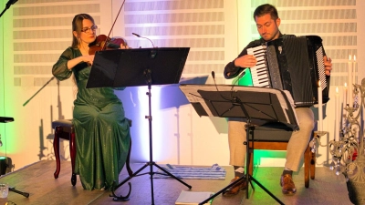 Die beiden Musiker, Ulrike Straub (Violine) und Daniel Zacher (Akkordeon) luden zu einem abwechslungsreichen Konzertabend ins Vitusheim in Schnaittenbach ein. (Bild: Elke Scheidler)