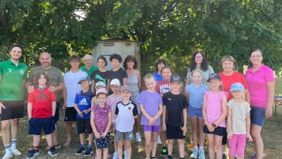 Viele Kinder und Jugendliche mit Freude beim Sportabzeichentraining. (Bild: Heidi Schwendner)