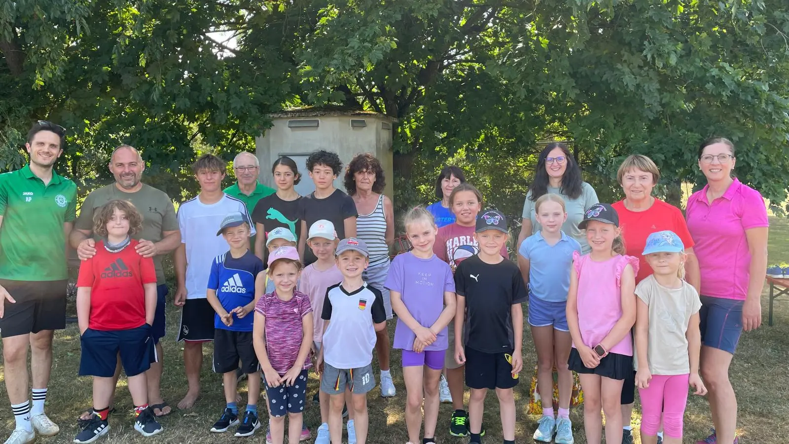 Viele Kinder und Jugendliche mit Freude beim Sportabzeichentraining. (Bild: Heidi Schwendner)