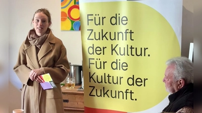 Die Künstlerin und Kulturbotschafterin der Oberpfalz, Miriam Ferstl beim 2. KiS-Stammtisch im Café Zeitgeist. (Bild: Martina Sivan)