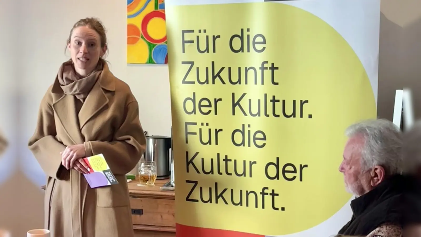 Die Künstlerin und Kulturbotschafterin der Oberpfalz, Miriam Ferstl beim 2. KiS-Stammtisch im Café Zeitgeist. (Bild: Martina Sivan)
