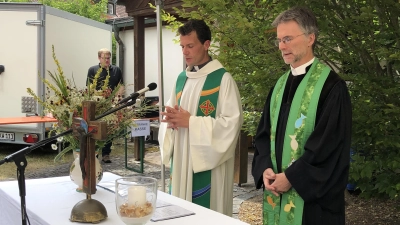 Pfarrer Andreas Ruhs und Pfarrer Thomas Kohlhepp von rechs) feierten um 14 Uhr mit zahlreichen Gläubigen beider Konfessionen eine ökumenische Andachat (Bild: Eva Seifried)