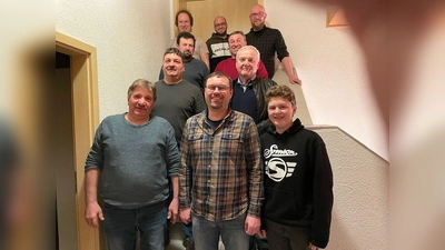 Der Vorstand der Zinster Jagdgenossen mit Jägerschaft und Bürgermeister Günter Kopp (Dritter von rechts). (Bild: Gemeinde Kulmain/exb)