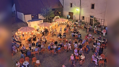 Burghof beim italienischen Abend des HKV. (Bild: Barbara Schneider)