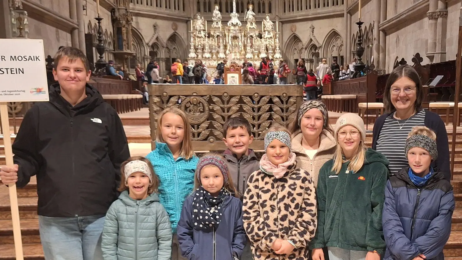 Der Kinderchor Thanstein „Mosaik” beim Auftritt im Regensburger Dom im Rahmen des Kinderchortags. (Bild: Magdalena Niebauer)