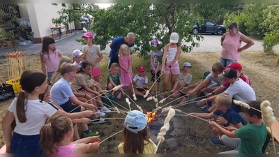 Gesellige Runde um das Lagerfeuer zum Grillen der Stockbrote. (Bild: Thomas Schlosser)