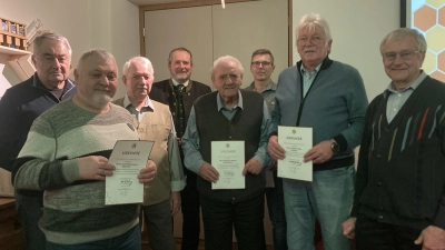 Anton Eimer, Josef Wiederspick, Manfred Renz, Bürgermeister Frank Zeitler, Sebastian Delling, Josef Bernhard, Ludwig Kilgert, Vorsitzender Hermann Erl (von links) Bild: Erl /exb (Bild: Claudia Erl)