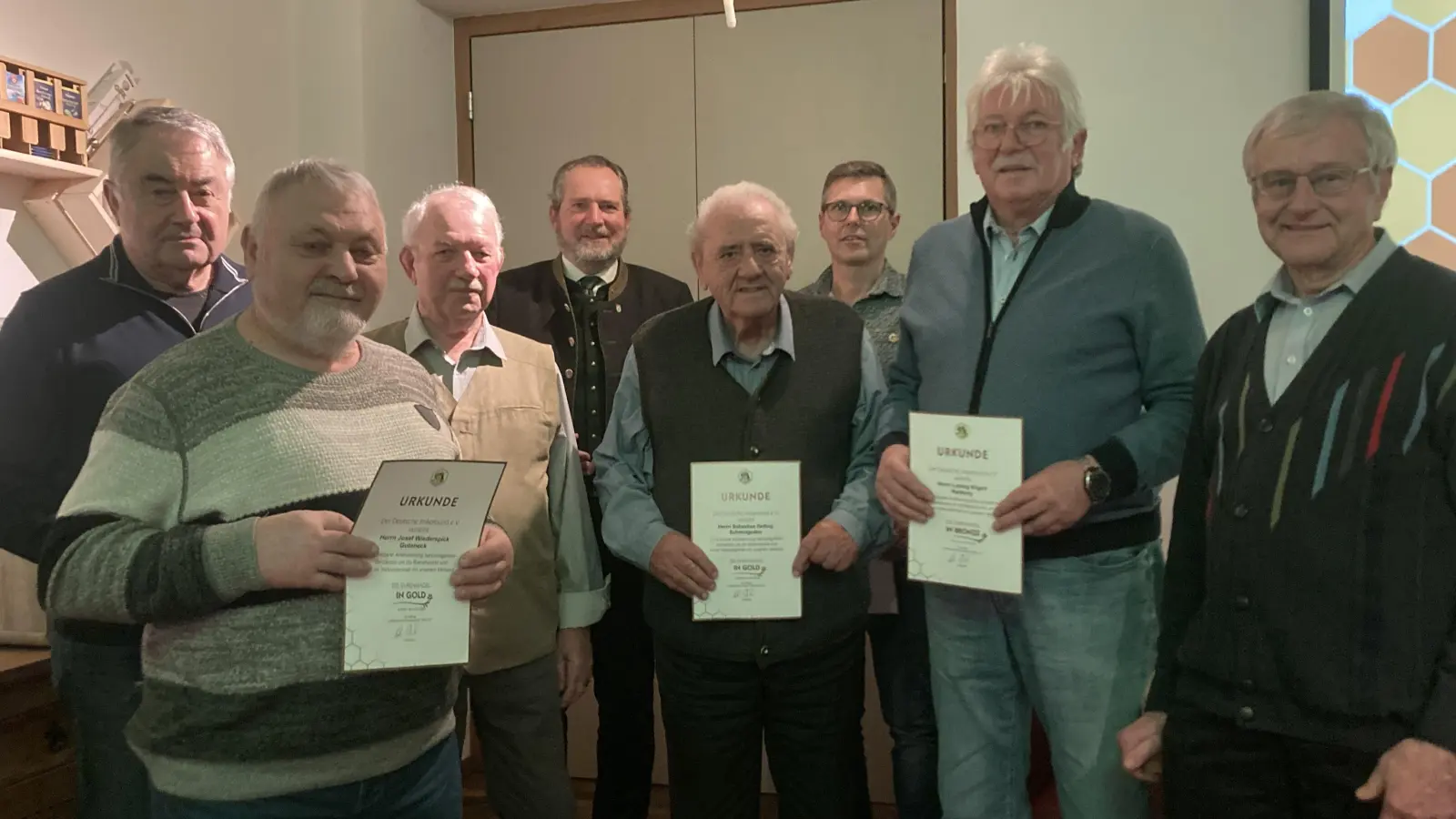 Anton Eimer, Josef Wiederspick, Manfred Renz, Bürgermeister Frank Zeitler, Sebastian Delling, Josef Bernhard, Ludwig Kilgert, Vorsitzender Hermann Erl (von links) Bild: Erl /exb (Bild: Claudia Erl)