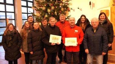 Die „Fahrenberger Weihnacht” war auch 2025 ein voller Erfolg. Der Erlös in Höhe von 1600 Euro wurde an die Fahrenbergkirche und an die Kinderkrebshilfe Oberpfalz Nord gespendet. Der Waldthurner Pfarrer Norbert Götz nimmt für den Fahrenberg 600 Euro und Thomas Mathes (Vierter von rechts) für die Kinderkrebshilfe Oberpfalz Nord 1000 Euro entgegen. (Bild: Franz Völkl)