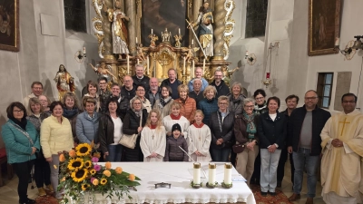 Die Sängerinnen und Sänger der Chorgemeinschaft mit Chorleiter Alexander Hecht, Pfarrer Pater Anish George, Diakon Rudolf Hoffmann und den Ministranten (Bild: Judith Zaus)