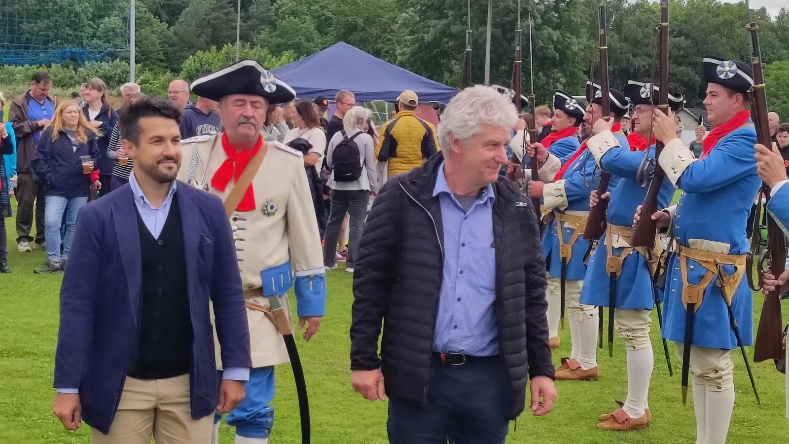 Die Front der Landwehr abgeschritten hatten die beiden Bürgermeister Jan Opl und Robert Lindner (von links) mit Kommandant Franz Schmidt (Bildmitte). (Bild: Franz Schmidt )