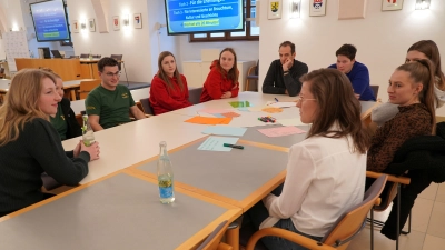 Tourismusfachwirtin Regina Wolfohr (links) hatte zum Workshop ins Landratsamt eingeladen. (Bild: Katharina Schenk)