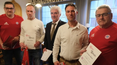 Unter den Ehrungen befanden sich auch die Brüder Tobias und Christian Feiler aus Weiden, Bild von links: Schatzmeister Christian Haberkorn, Tobias Feiler, 1. Vorsitzender Gerhard Stadler, Christian Feiler und 2. Vorsitzender Harald Sigritz. (Bild: Fred Lehner)