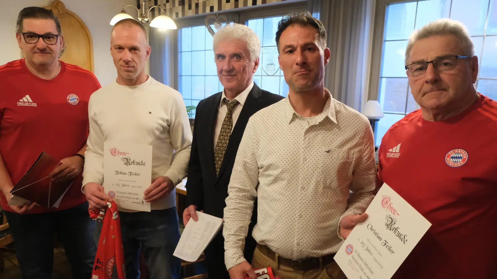 Unter den Ehrungen befanden sich auch die Brüder Tobias und Christian Feiler aus Weiden, Bild von links: Schatzmeister Christian Haberkorn, Tobias Feiler, 1. Vorsitzender Gerhard Stadler, Christian Feiler und 2. Vorsitzender Harald Sigritz. (Bild: Fred Lehner)