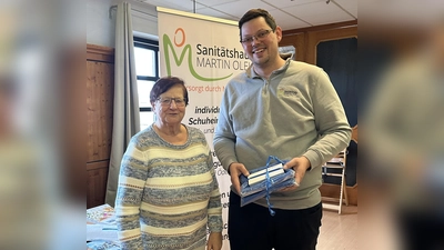 Edda Ströll bedankt sich bei Martin Olek (Bild: Cordula Strupf-Daub)