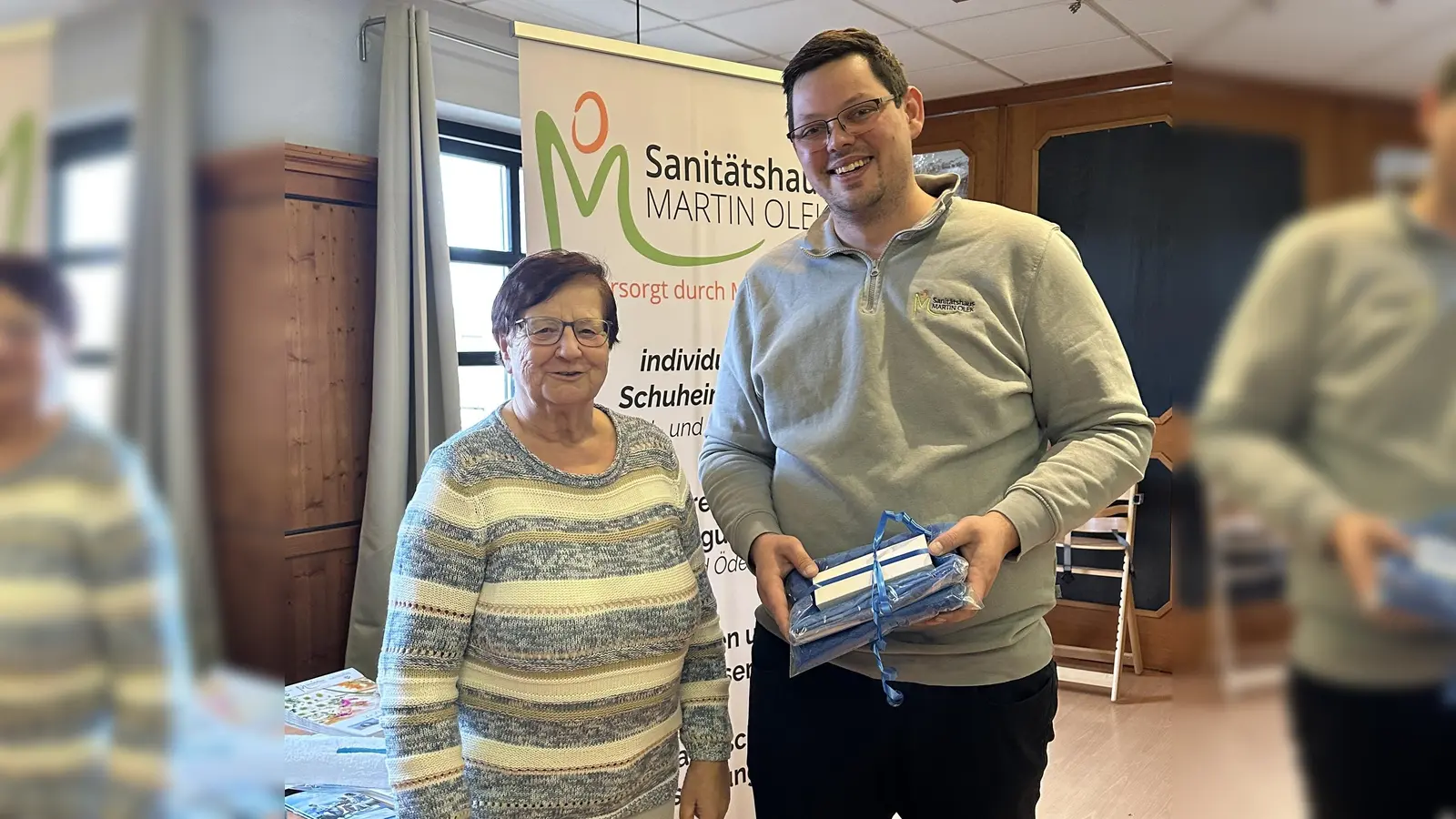 Edda Ströll bedankt sich bei Martin Olek (Bild: Cordula Strupf-Daub)