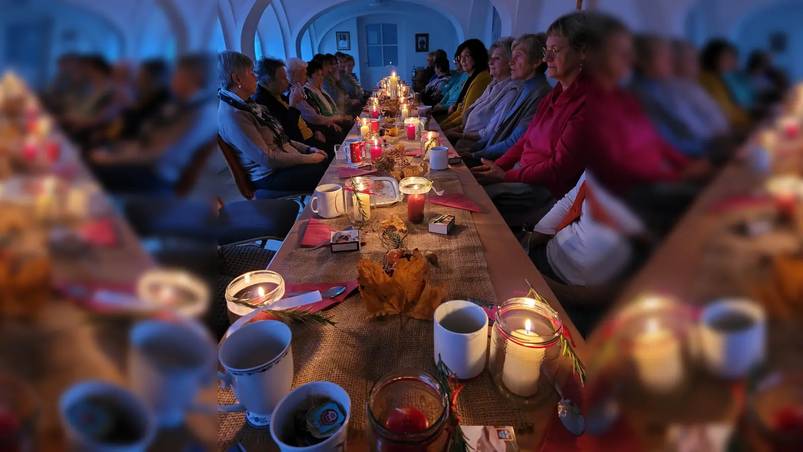 Teilnehmer am Tisch mit Kerzen (Bild: Doris Boesen)