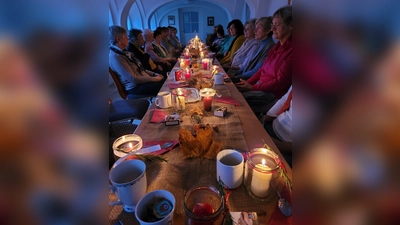 Teilnehmer am Tisch mit Kerzen (Bild: Doris Boesen)