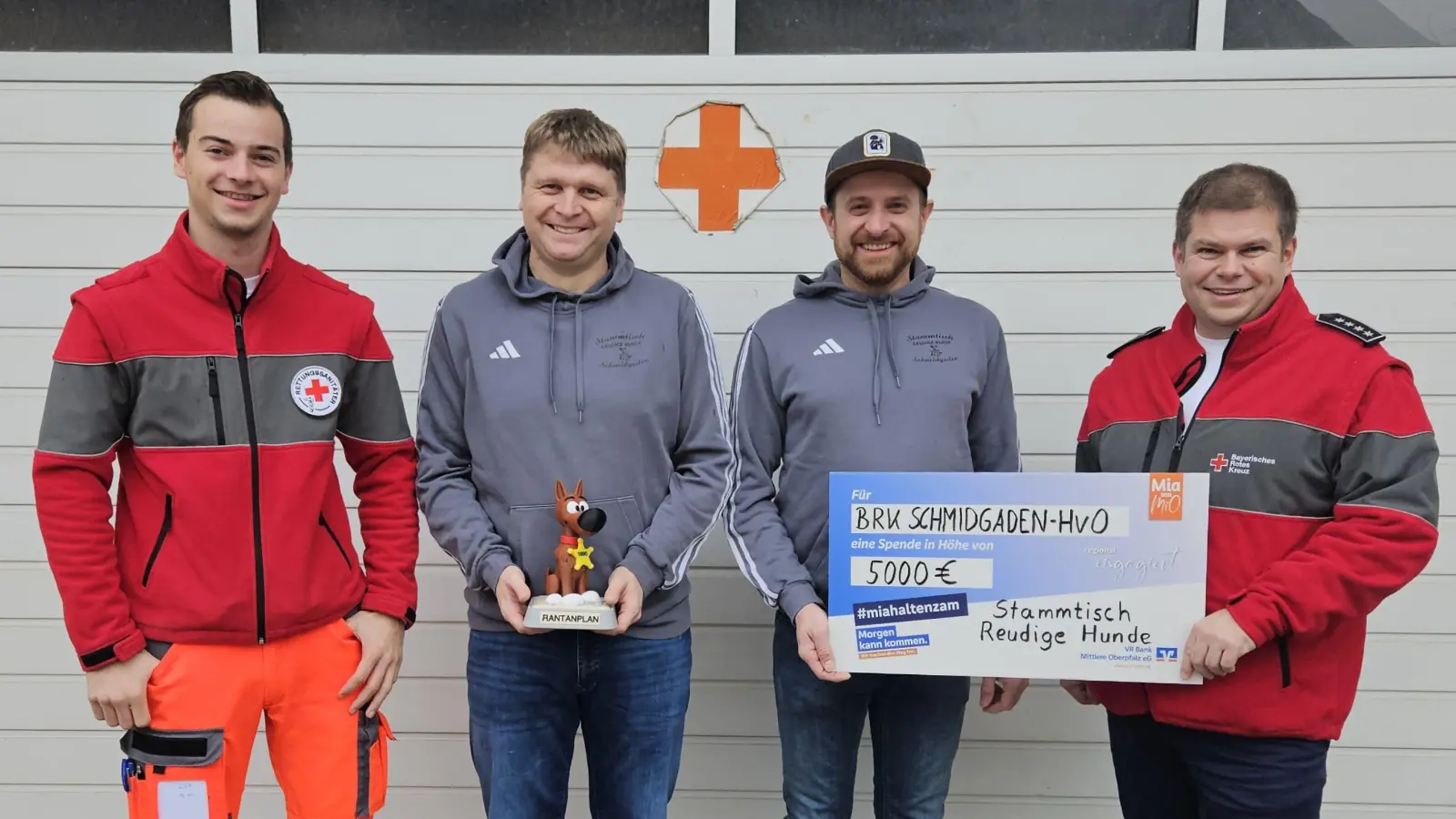 Spendenübergabe an die BRK Bereitschaftsleiter. (Bild: Michael Zimmerer)
