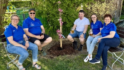 Nach getaner Arbeit saß die Truppe noch gemütlich am Baum. (Bild: Andreas Heinz)