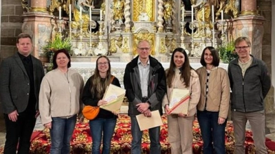 Bild von links: Stadtpfarrer Thomas Kraus, Susanne Busch, Katrin Pasieka-Zapf, Dr. Armin Wolfram, Katrin Hösel, Martina Memmel, Thomas Schöcklmann. (Bild: Susanne Busch)