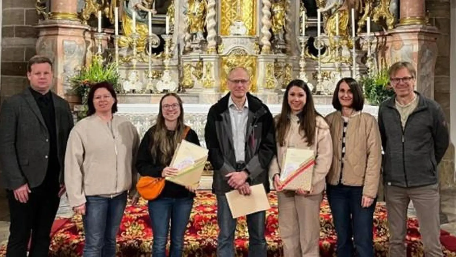 Bild von links: Stadtpfarrer Thomas Kraus, Susanne Busch, Katrin Pasieka-Zapf, Dr. Armin Wolfram, Katrin Hösel, Martina Memmel, Thomas Schöcklmann. (Bild: Susanne Busch)
