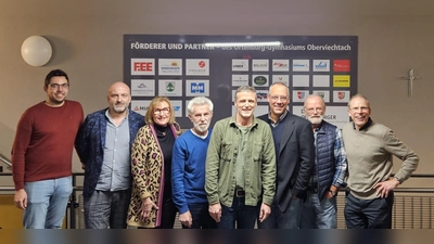 Vorstandschaft der „Ortenburger” von links: Thomas Meserth, Hermann Zierer, Anne Gierlach (Beisitzer), Josef Biebl (Schatzmeister), Manfred Klug (1. Vorsitzender), Tobias Krafczyk (2. Vorsitzender), Ulrich Wohlgemuth (Schriftführer) mit Schulleiter OStD Ludwig Pfeiffer (Bild: Manfred Klug)