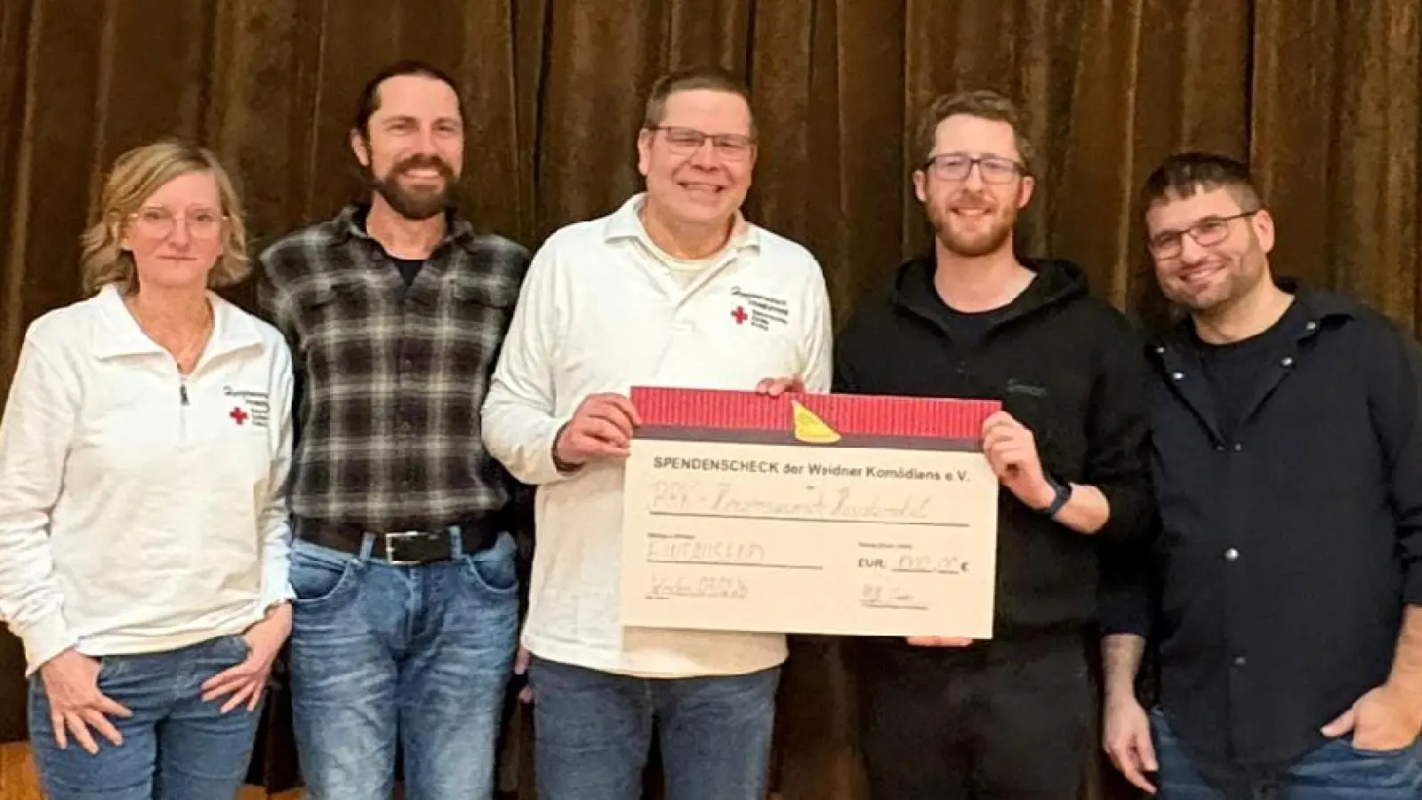 Daniela Wedlich (BRK Herzenswunsch-Hospizmobil), Sandro Witt (1. Vorsitzender), Marko Pammer (BRK Herzenswunsch-Hospizmobil), Simon Boll (1. Kassier) und Michael Zielbauer (2. Vorsitzender) bei der Spendenübergabe (Bild: Suse Witt)