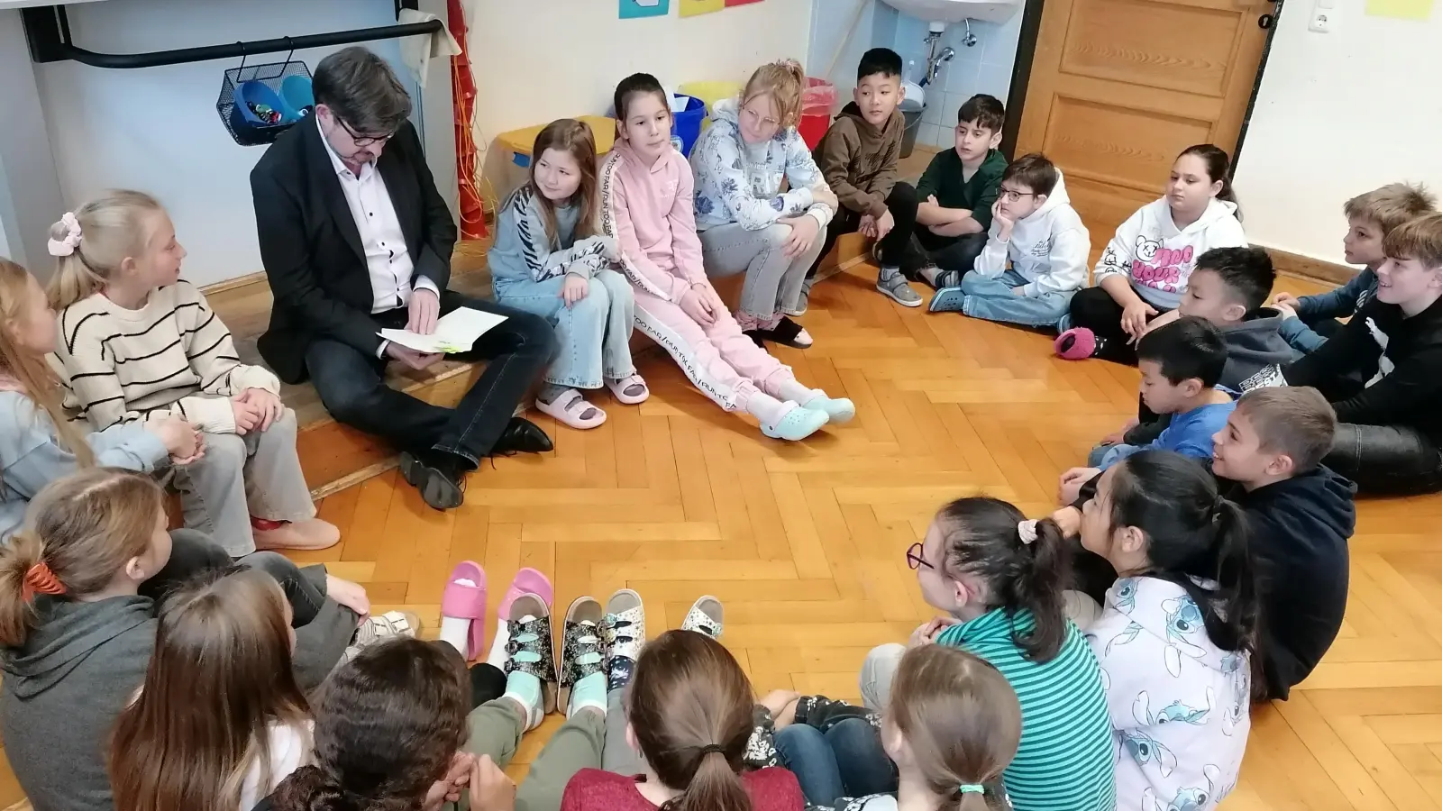 Schulamtsdirektor Armin Engel beim Vorlesetag in der Klasse 4b. (Bild: Simone Wolff-Köstler)