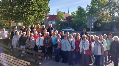 Die Reisegruppe aus Kohlberg vor dem historischen Stadttor in Prichsenstadt. (Bild: Andrea Gagulic)