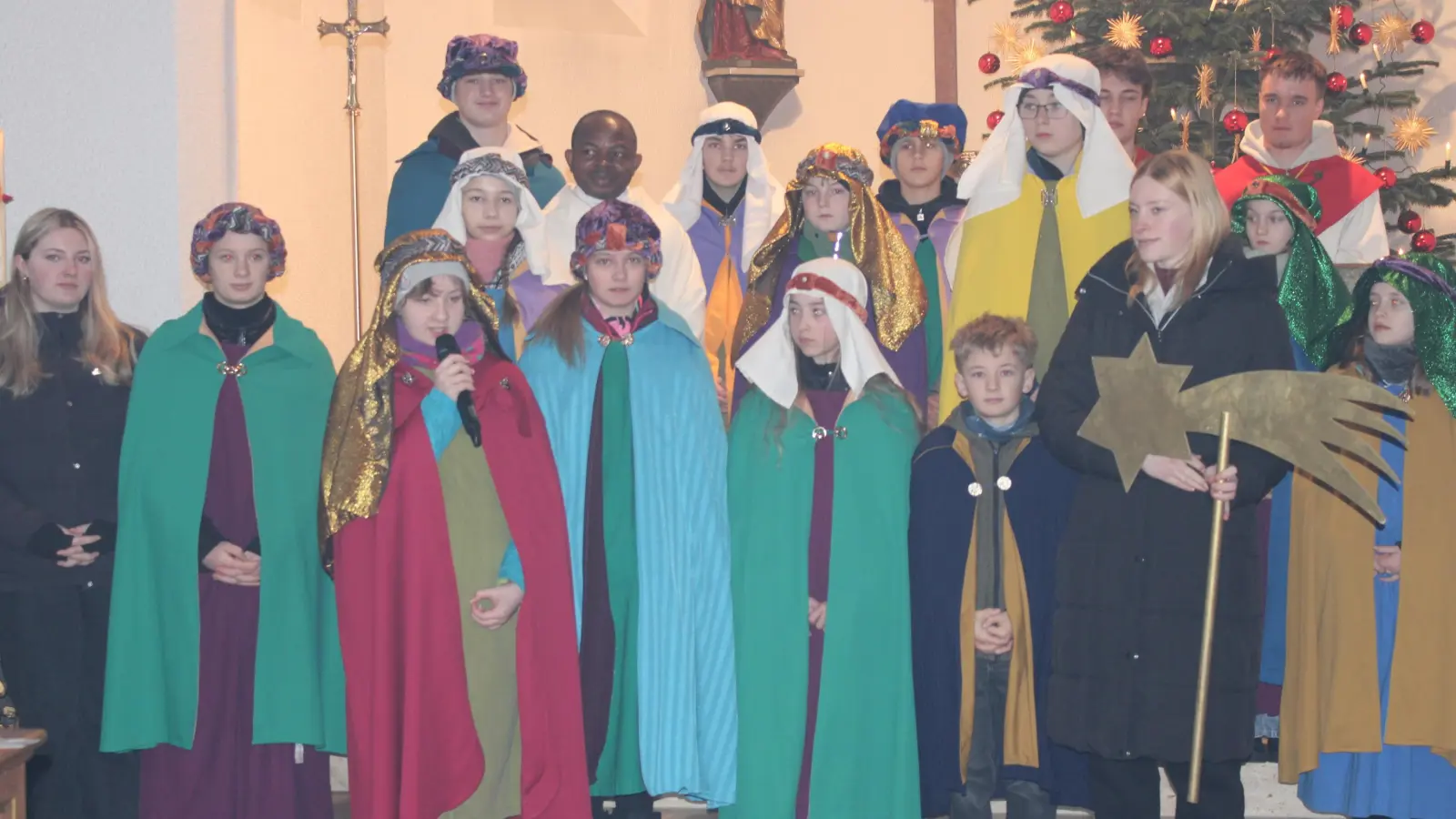 17 Sternsinger der Expositur Steinmühle mit Pfarrvikar Luke Eze, die am Schluss des Gottesdienstes ihren Segensspruch vor der Pfarrgemeinde aufsagten. (Bild: Rosemarie Ernst)