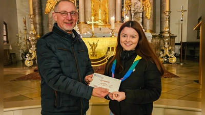 Peter Erhart übergab die Spende an Katharina Kobel. (Bild: Markus König)