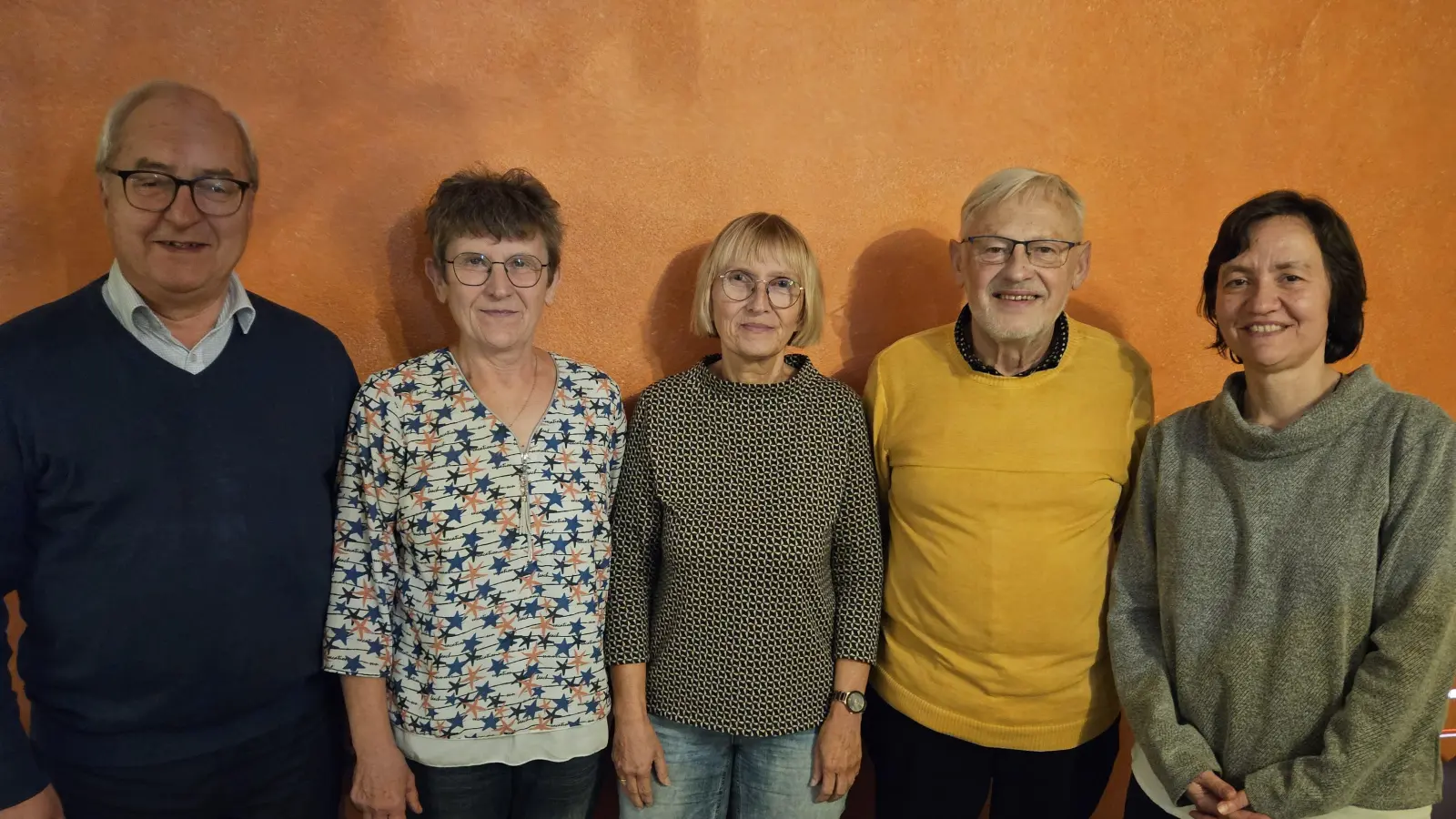 von links nach rechts: 3. Bürgermeister und Kassenprüfer Gottfried Beer, 1. Vorsitzende Cornellia Schwamberger, Andrea Bäuml (Ehrennadel in Bronze), Rudolf Standfest, Kreisfachberaterin Manuela Pappenberger. (Bild: Herbert Schwamberger)