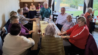 Wieder gut besucht war die Waldbadgaststätte beim letzten Seniorentreff mit Helga Adlhoch (stehend) und Bürgermeister Ludwig Prögler. (Bild: Nikolaus Scherr)