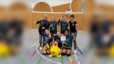 Große Herausforderungen warten auf die Hahnbacher Volleyballmädels der U 13 bei der „Bayerischen” in der Josef-Graf-Halle. Mit im Bild die Trainerinnen Marina Münch(hinten links) und Elisabeth Lederer(hinten rechts). (Bild: Elisabeth Lederer)